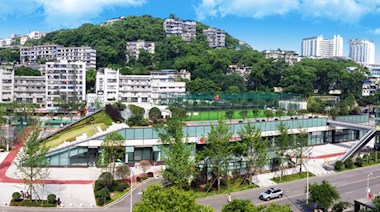 白招牌停車(chē)場(chǎng)